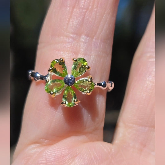 Peridot 5k Sterling Flower Ring Sz8 - Picture 4 of 9